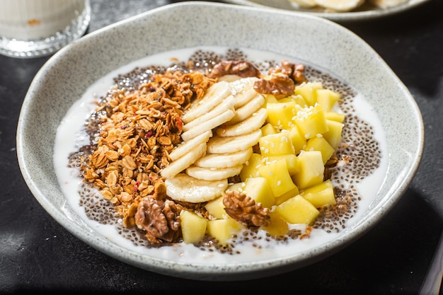 Müsli mit Joghurt, Mango, Banane und Chia in einer Schüssel