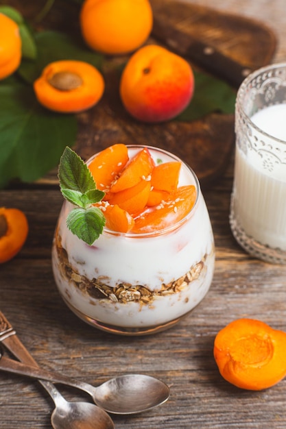 Foto müsli mit joghurt und aprikosen