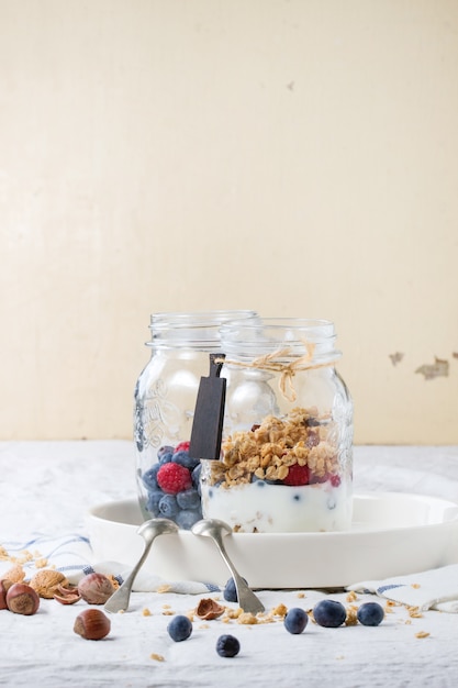 Müsli mit Joghurt und Beeren