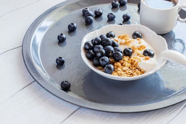 Müsli mit Joghurt und Blaubeeren