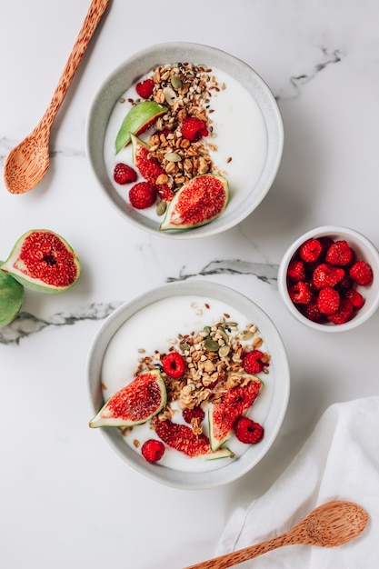 Müsli mit Joghurt und Himbeeren in einer Schüssel