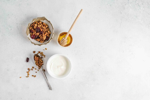 Müsli mit Joghurt und Honig