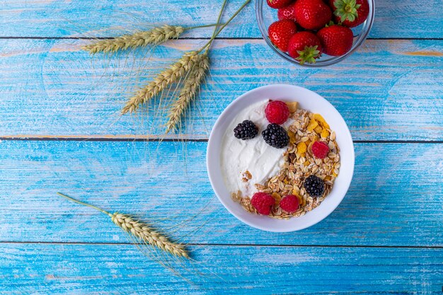 Müsli mit Joghurt und Obst auf Holztisch