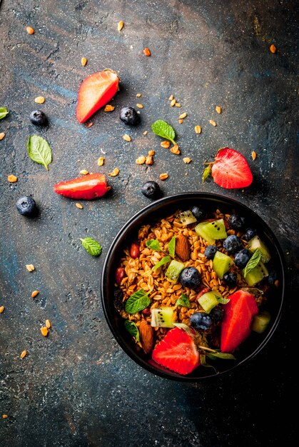 Müsli mit Nüssen, frischen Beeren und Früchten