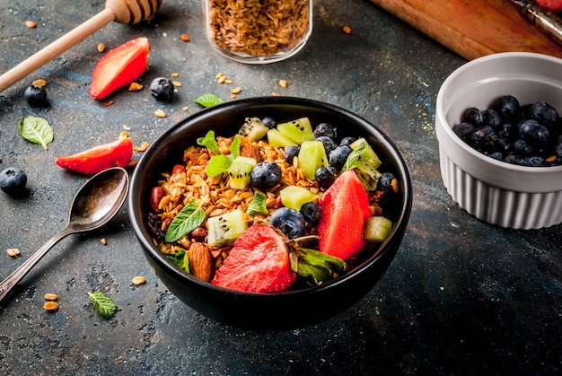 Müsli mit Nüssen, frischen Beeren und Früchten