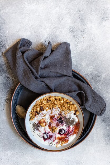 Müsli mit Nüssen, griechischem Joghurt und Marmelade