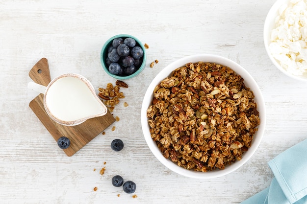 Müsli mit Nüssen und Samen Draufsicht