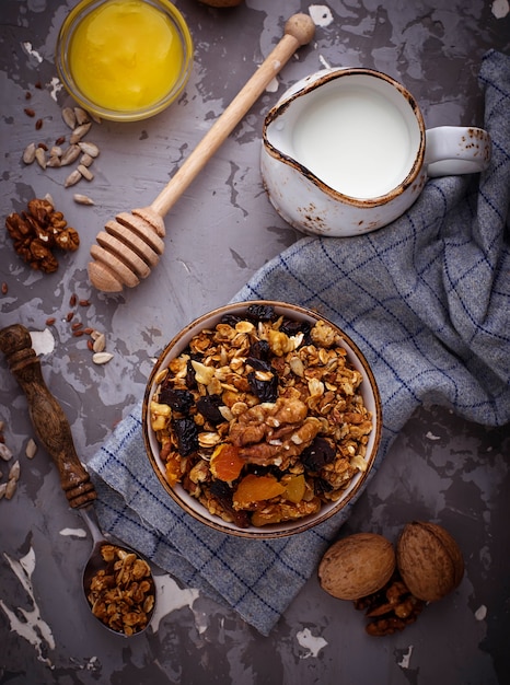 Müsli mit Nüssen und Trockenfrüchten.