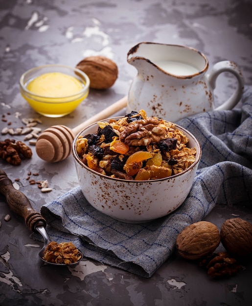 Müsli mit Nüssen und Trockenfrüchten.