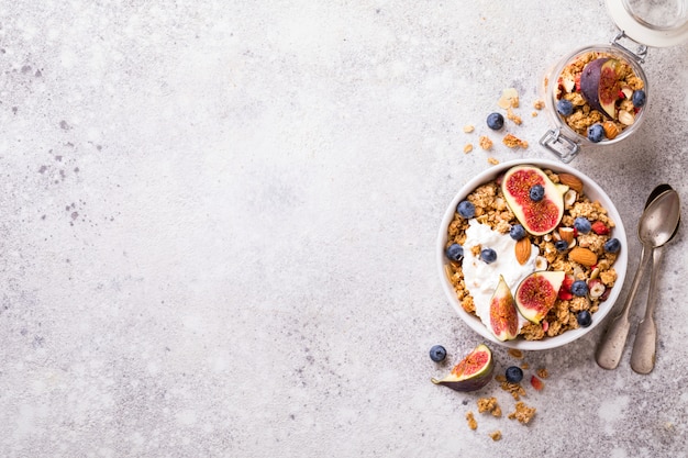 Müsli mit Nussjoghurt und frischen Feigen