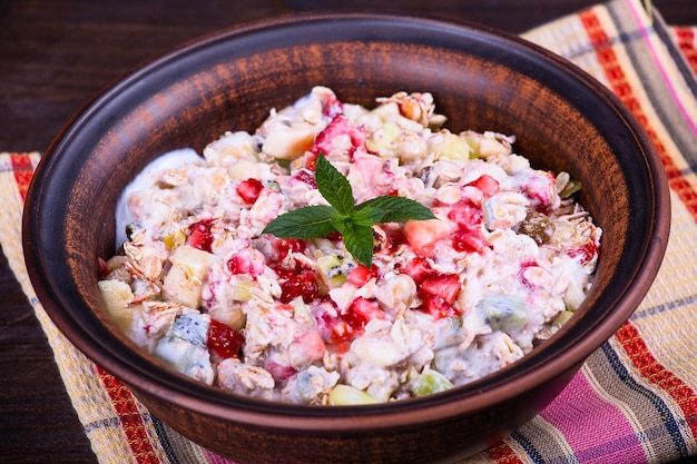 Müsli mit vielen Trockenfrüchten, Nüssen, Beeren und Körnern aus nächster Nähe