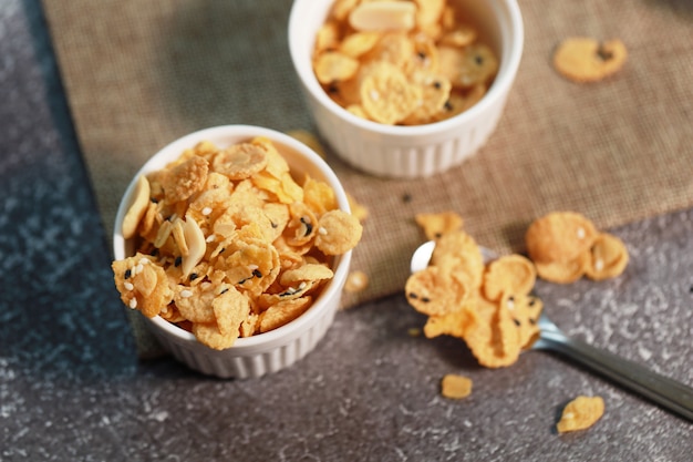 Müsli Müsli gesunde Lebensmittel Bio im Frühstück, vegetarische köstliche Diätnahrung Beeren und Snack Obst