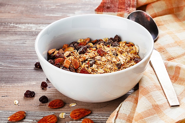 Muesli na tigela na mesa de madeira