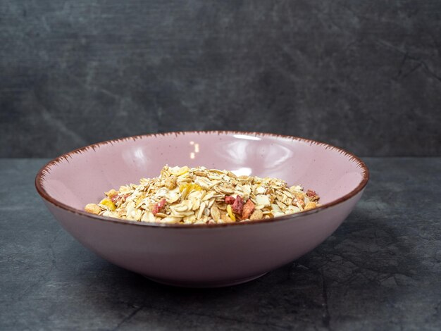 Foto muesli en una taza en una mesa gris