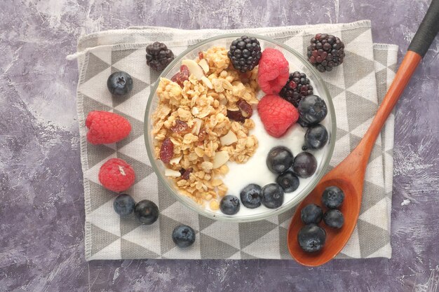 Müsli und Beeren in Schüssel auf rosa