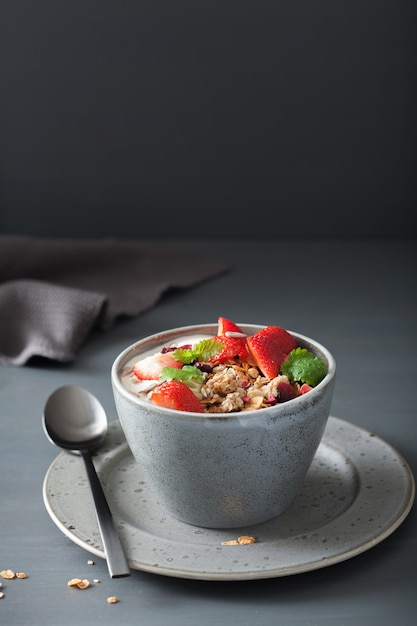 Müsli und Joghurt mit Samen und Erdbeeren zum Frühstück