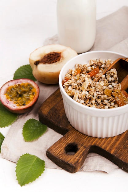 Müsli und Milch auf hellem Hintergrund