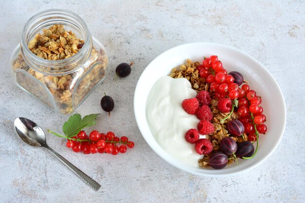 muesli con yogur y bayas frescas en la vista de la mesa superior del cuenco