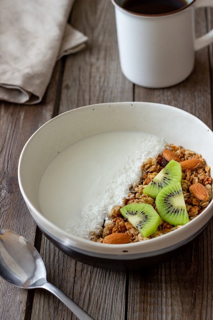 Muesli con yogur blanco, kiwi y copos de coco