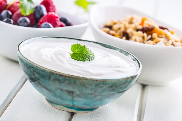 Muesli de yogur y frutos rojos. Desayuno saludable con granola de yogur y fruta fresca.