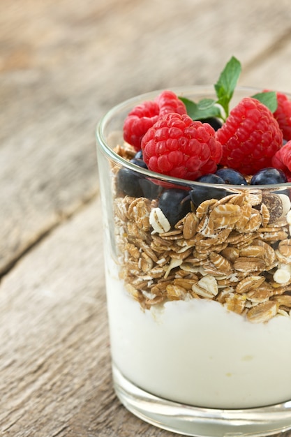 muesli y yogurt con bayas frescas en un frasco de vidrio