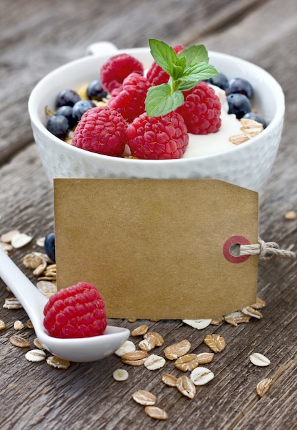 Foto muesli y yogurt con bayas frescas en una taza