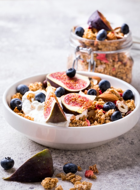 Foto muesli con yogurt de nueces y arándanos frescos de higos