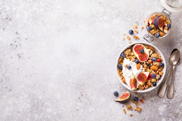 Muesli con yogurt de nueces e higos frescos