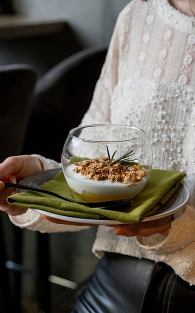 Müsliglasplatte Servieren von Müsli mit Beeren und Früchten Frühstücksmüsli in einem Café