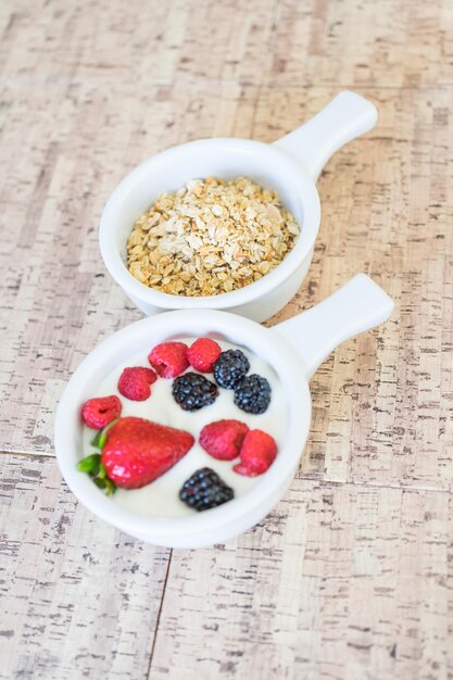 Müslijoghurt und frisches Bio-Obst für ein gesundes Frühstück