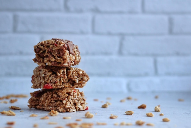 Müsliriegel in Form einer Pyramide mit Müsli auf grauem Hintergrund