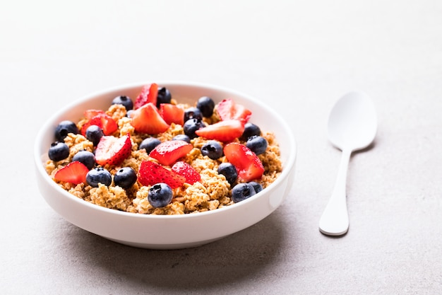 Müsliriegel mit frischen Beeren