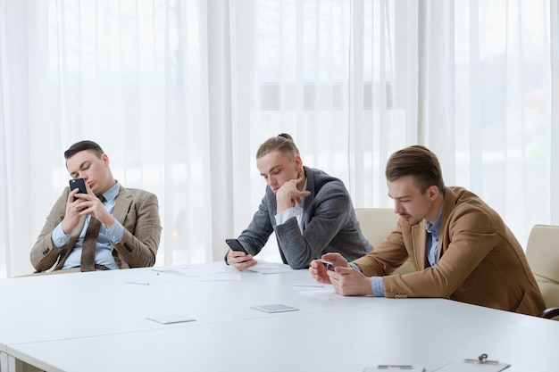 müßige Geschäftsleute sitzen im Büro