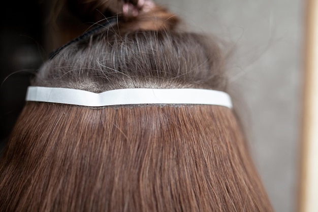 Se muestra el cabello de una mujer con una banda blanca.