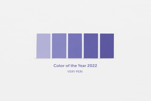 Foto muestra de color con el color del año 2022 - very peri. paleta de tendencias de color. vista superior, endecha plana.