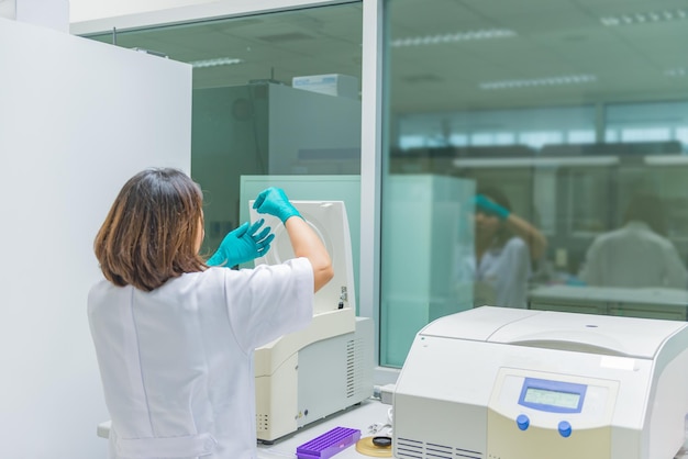 Muestra de control científico de la máquina de mezcla en el laboratorio