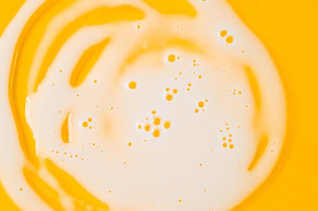 Muestra de crema corporal sobre fondo amarillo.