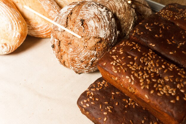 Muestra con diferentes tipos de pan fresco hecho a mano. Panadería
