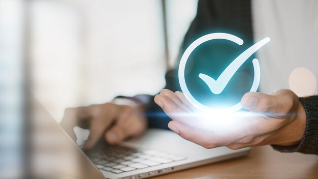Se muestra a un empresario marcando las casillas apropiadas en la lista de comprobación de control de documentos de calidad aprobación de documentos y aprobación de negocios casillas de chequeo de idea de proyecto virtualmente