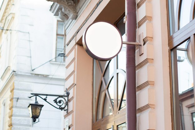 Muestra exterior de la tienda en el edificio