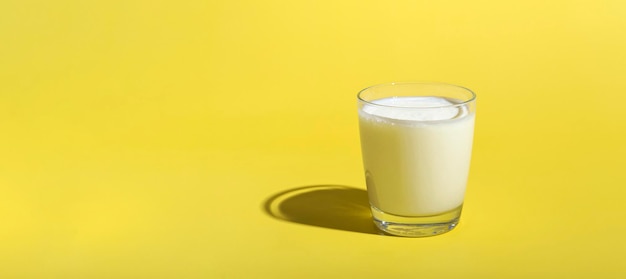 Muestra de fondo amarillo de leche de vidrio del día mundial de la leche. Con espacio de copia. Bandera