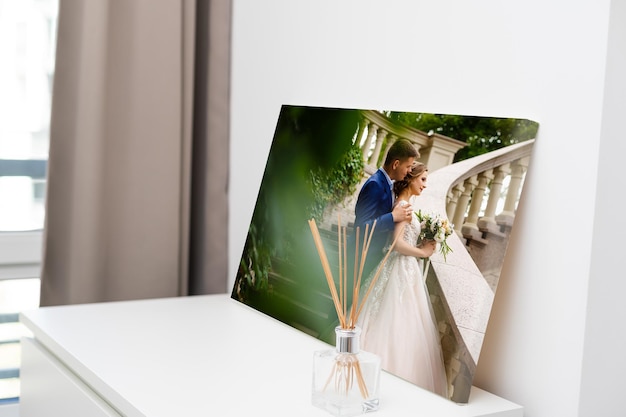 Muestra de fotografía con galería estirada sobre bastidor de madera. Foto de boda impresa en lienzo