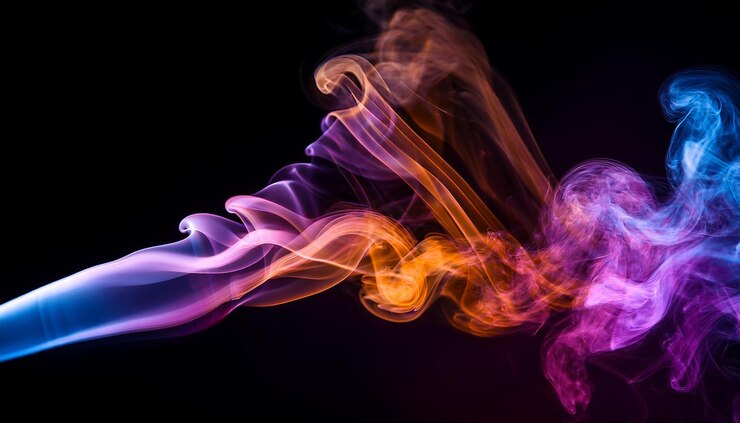 se muestra un humo púrpura y azul con un fondo negro