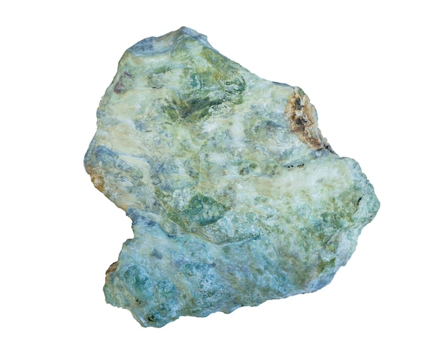 Muestra de mineral de esteatita verde, talco-esquisto, aislado sobre fondo blanco.