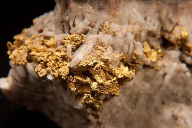 Muestra de mineral de oro de alambre