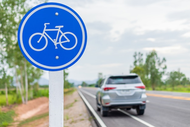 Muestra moderna de coche y bicicleta