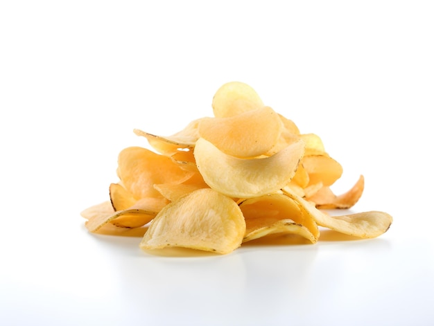 Se muestra un montón de papas fritas sobre un fondo blanco.