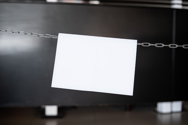 Muestra de papel en blanco colgando de una cadena, espacio de texto.