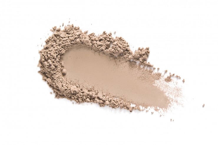 Muestra de polvo de maquillaje de cara beige aislado en blanco