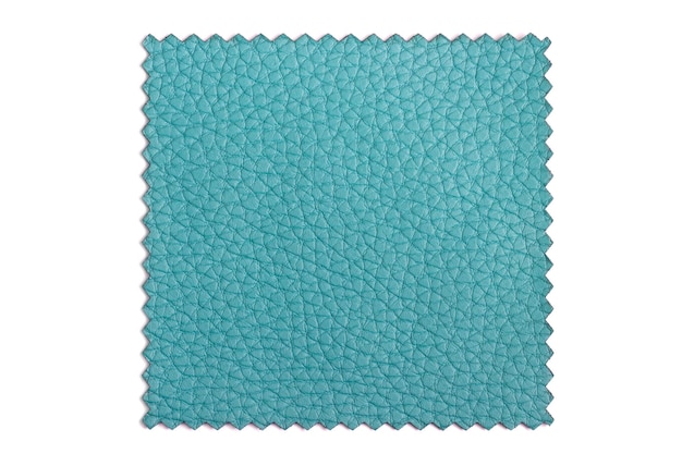 Foto muestra de primer plano de cuero de fábrica para tapicería de muebles en color verde esmeralda aislado